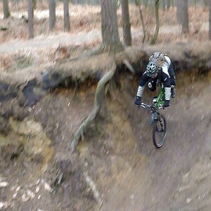 DaveW tries the high line on the Swinley jump gulley